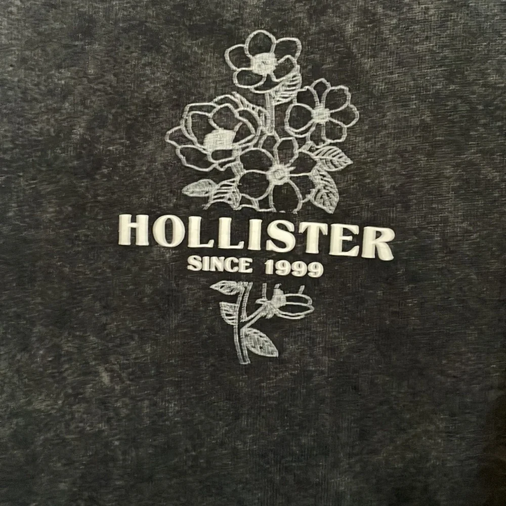•HOLLISTER SHIRT• - Picture 2 of 4